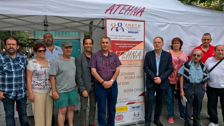 El director general de Salud, Luis Gabilondo, el presidente de ATEHNA, Antonio Garc&iacute;a, y otros integrantes de la asociaci&oacute;n
