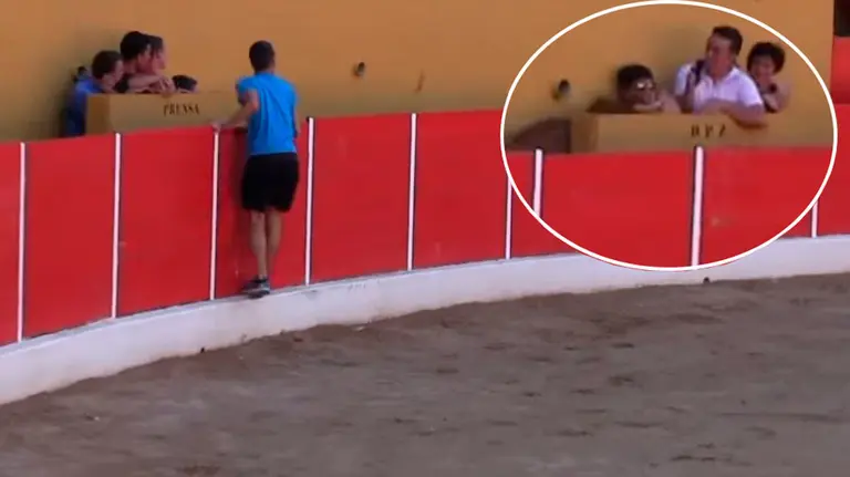 Una vaca de la ganadería navarra de Arriazu golpea a una mujer en un burladero. VÍDEOS JARAUTA