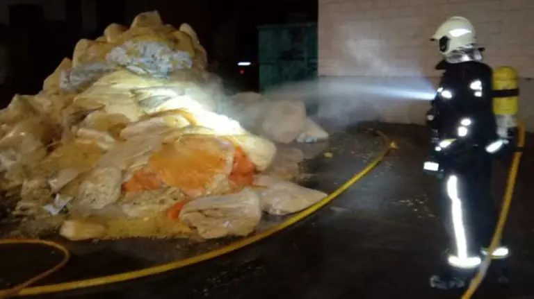 Los bomberos extinguen el incendio de un contenedor de gusanitos y snacks en una empresa de Andosilla. BOMBEROS DE NAVARRA