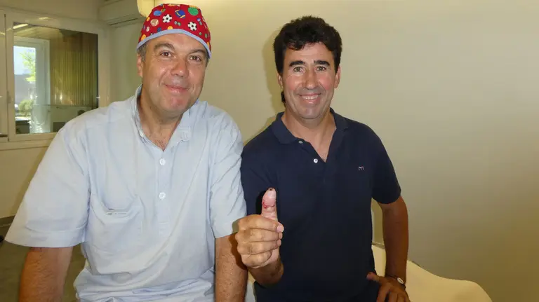 El doctor Villafa&ntilde;e y el paciente Jos&eacute; Muneta. CEDIDA