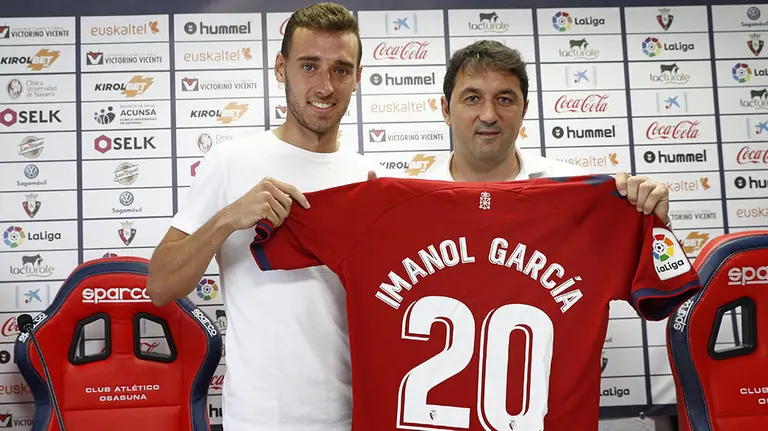 GRAF186. PAMPLONA (ESPAÑA), 31/07/2018.- El centrocampista Imanol García (i), procedente del Villareal B, junto al director deportivo del club 'rojillo', Braulio Vázquez (d), durante la presentación hoy en Pamplona como jugador de Osasuna en donde ha afirmado estar "encantado y con mucha ilusión" de regresar al club navarro, al ser éste "su primera opción". EFE/Villar López