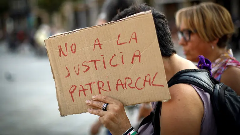 Una concentración convocada por los colectivos feministas Andrea y Lunes Lilas han mostrado en Pamplona su desacuerdo con la sentencia judicial que ha condenado a Juana Rivas. EFE/Villar López
