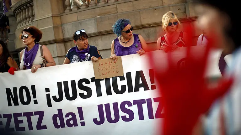 Una concentración convocada por los colectivos feministas Andrea y Lunes Lilas han mostrado en Pamplona su desacuerdo con la sentencia judicial que ha condenado a Juana Rivas. EFE/Villar López