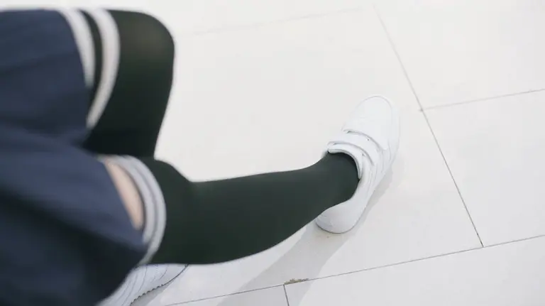 Imagen de una chica con falda apoyada en un banco ARCHIVO