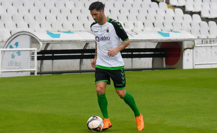 El exosasunista Álvaro Cejudo en su presentación oficial con el Racing de Santander. R. SANTANDER