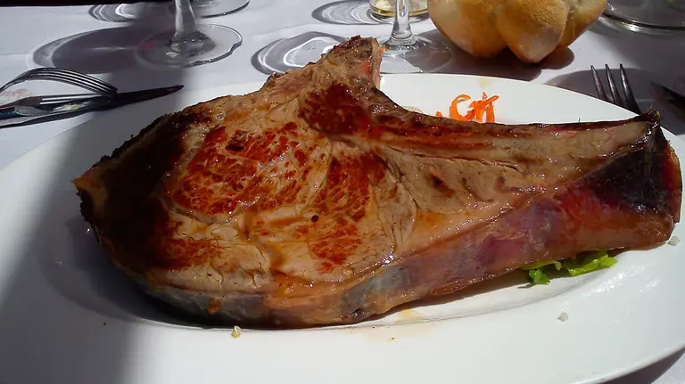 Una chuleta en un restaurante.ARCHIVO