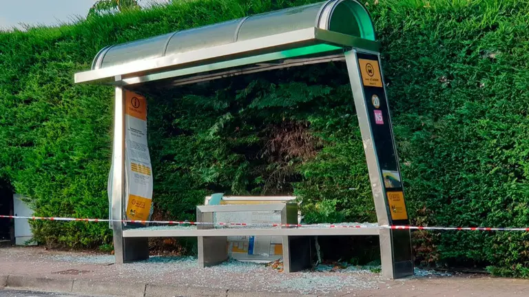 La marquesina de Gorráiz destroza tras el impacto de la villavesa número 20 NAVARRACOM