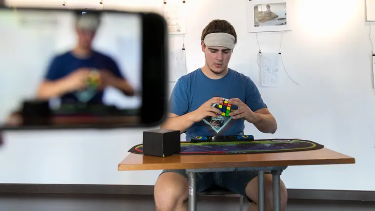 Julen Simón Iriarte monta el cubo con los ojos tapados durante la presentación del XV Campeonato de España de Cubos de Rubik que tendrá lugar en Pamplona en Octubre (02). IÑIGO ALZUGARAY