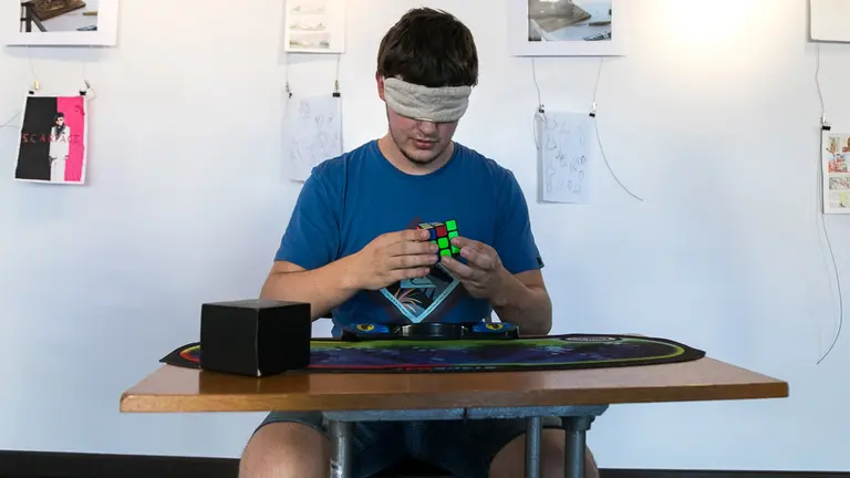Julen Simón Iriarte monta el cubo con los ojos tapados durante la presentación del XV Campeonato de España de Cubos de Rubik que tendrá lugar en Pamplona en Octubre (03). IÑIGO ALZUGARAY