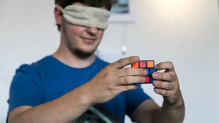 Julen Simón Iriarte monta el cubo con los ojos tapados durante la presentación del XV Campeonato de España de Cubos de Rubik que tendrá lugar en Pamplona en Octubre (08). IÑIGO ALZUGARAY