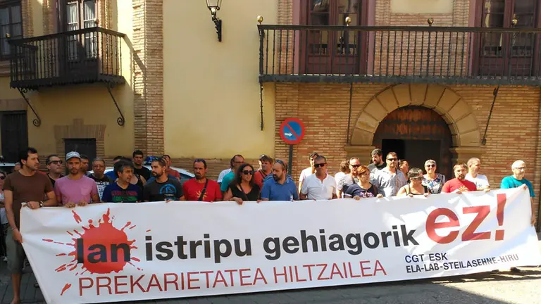 Concentración de un grupo de trabajadores en Corella con motivo del doble accidente mortal ocurrido la semana pasada ELA