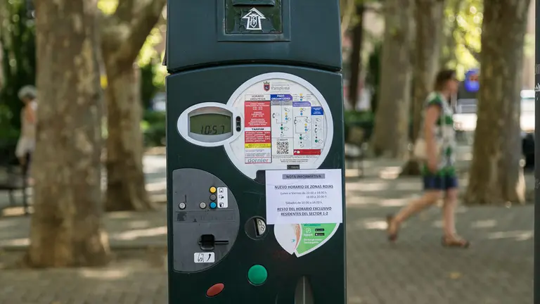 Nueva zona roja y verde de aparcamiento rotatorio en horario comercial en el Ensanche de Pamplona y exclusivo para residentes el resto del tiempo (03). IÑIGO ALZUGARAY