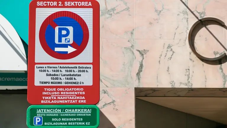 Nueva zona roja y verde de aparcamiento rotatorio en horario comercial en el Ensanche de Pamplona y exclusivo para residentes el resto del tiempo (05). IÑIGO ALZUGARAY