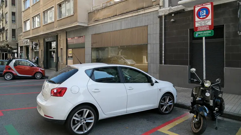 Nueva zona roja y verde de aparcamiento rotatorio en horario comercial en el Ensanche de Pamplona y exclusivo para residentes el resto del tiempo (07). IÑIGO ALZUGARAY