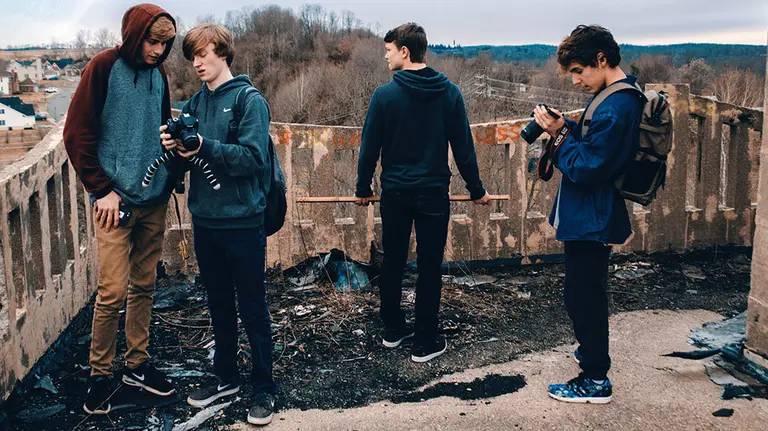 Imagen de un grupo de j&oacute;venes adolescentes sacando fotograf&iacute;as en una zona que ha sufrido un incendio recientemente ARCHIVO