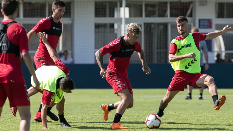Entrenamiento de Osasuna bajo un intenso calor en las instalaciones de Tajonar (07). IÑIGO ALZUGARAY