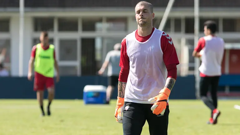 Rubén Martínez. Entrenamiento de Osasuna bajo un intenso calor en las instalaciones de Tajonar (34). IÑIGO ALZUGARAY