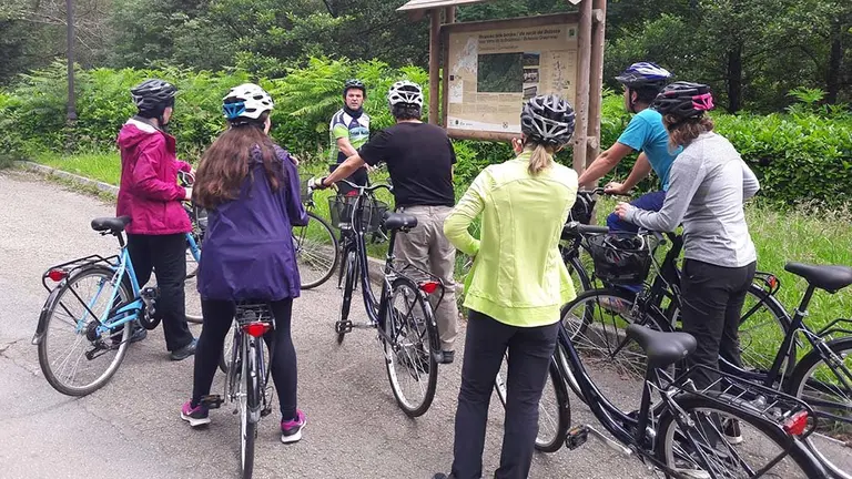 Un grupo de personas participando en una excursi&oacute;n en el Bidasoa