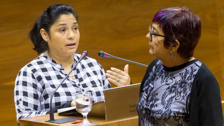 Montaje con las parlamentarias Fanny Carrillo y Tere Saez. IÑIGO ALZUGARAY