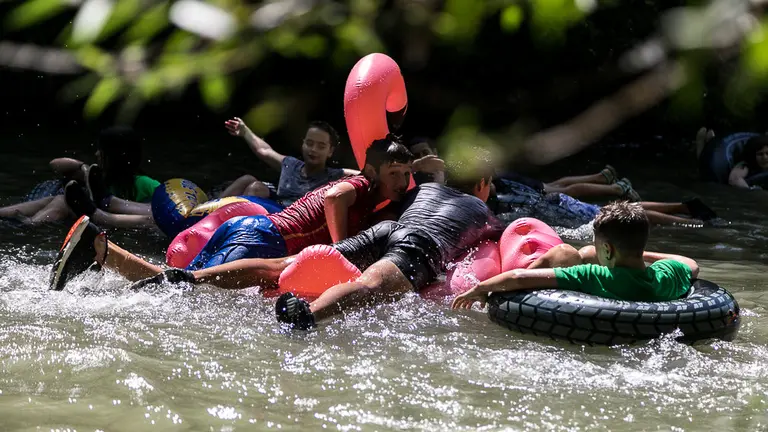 Tradicional descenso del río Ega de los jóvenes de Estella tras el chupinazo 2018 -(11). IÑIGO ALZUGARAY