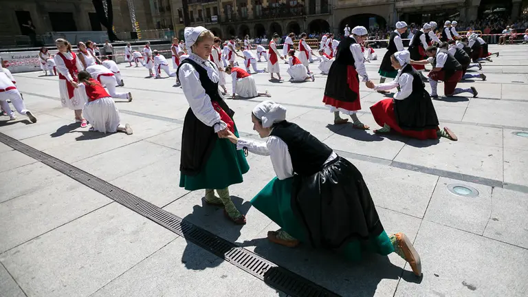 Baile de la Era en la plaza de los Fueros de Estella tras el chupinazo 2018 -(20). IÑIGO ALZUGARAY