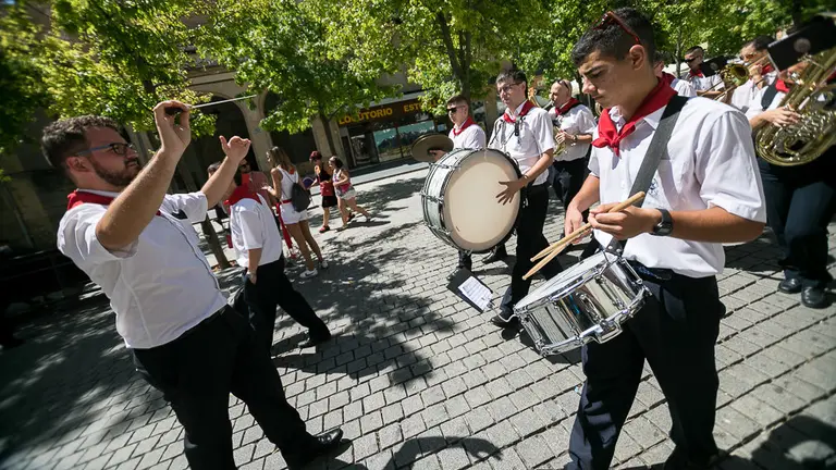 La Banda de Música de Estella toca por las calles tras el chupinazo de 2018. IÑIGO ALZUGARAY
