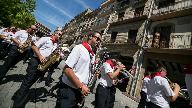 La Banda de Música de Estella toca por las calles tras el chupinazo 2018 (04). IÑIGO ALZUGARAY