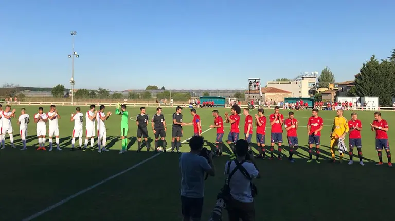 Osasuna y Eibar, antes del comienzo del amistoso de pretemporada en Logroño. OSASUNA