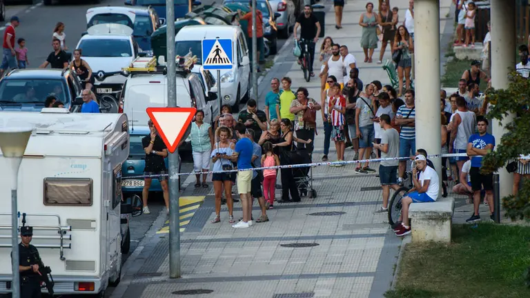El atrincherado en San Jorge trae de cabeza a la policia durante toda la tarde. MIGUEL OSÉS_10