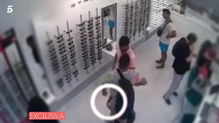 Tres miembros de La Manada robando gafas en San Sebastián antes de acudir a Sanfermines. TELECINCO