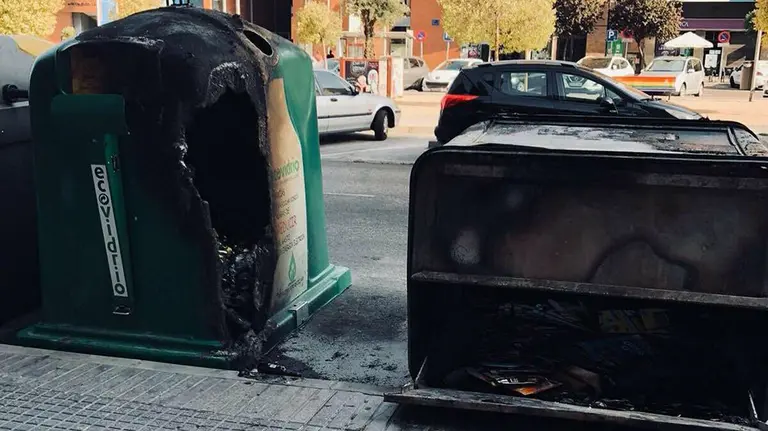 Contenedores quemados en Leganés por una mujer de 71 años. ULEG