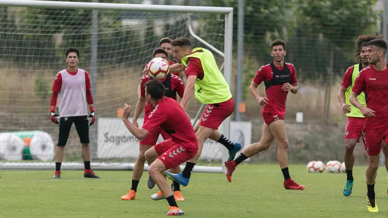 Entrenamiento de Osasuna en las instalaciones de Tajonar antes del partido amistoso ante el Lleida en Marcilla (01). IÑIGO ALZUGARAY