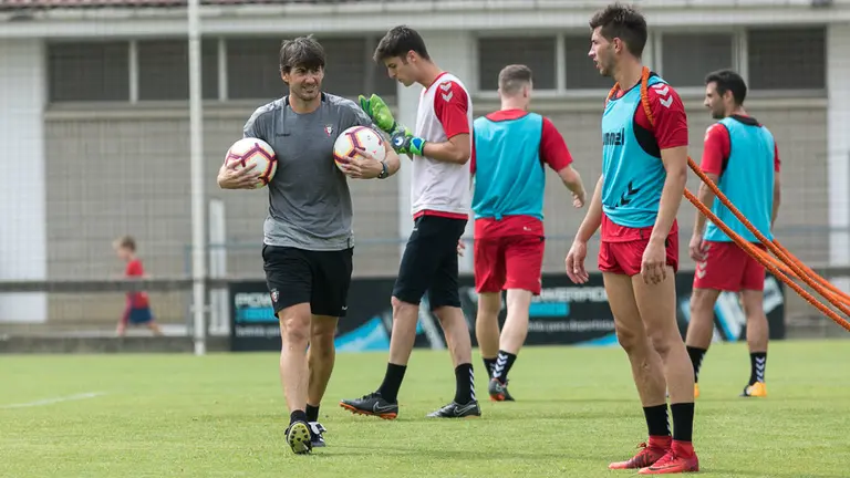 Entrenamiento de Osasuna en las instalaciones de Tajonar antes del partido amistoso ante el Lleida en Marcilla (16). IÑIGO ALZUGARAY
