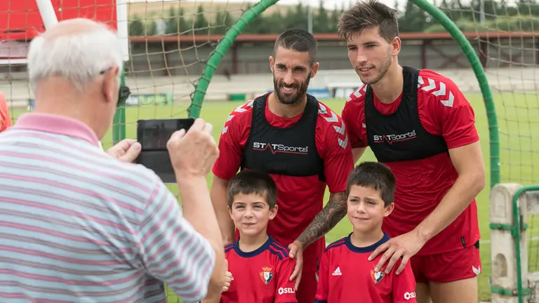 Lillo y David García. Entrenamiento de Osasuna en las instalaciones de Tajonar antes del partido amistoso ante el Lleida en Marcilla (33). IÑIGO ALZUGARAY