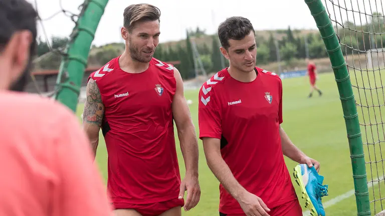 Xisco y Juan Villar. Entrenamiento de Osasuna en las instalaciones de Tajonar antes del partido amistoso ante el Lleida en Marcilla (37). IÑIGO ALZUGARAY