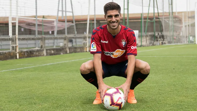 Presentación del lateral Nacho Vidal como nuevo jugador de Osasuna (13). IÑIGO ALZUGARAY