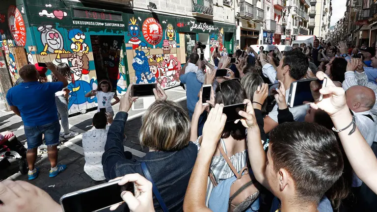 Decenas de personas se agolpan ante el reloj de Kukuxumusu antes de su cierre definitivo EFE