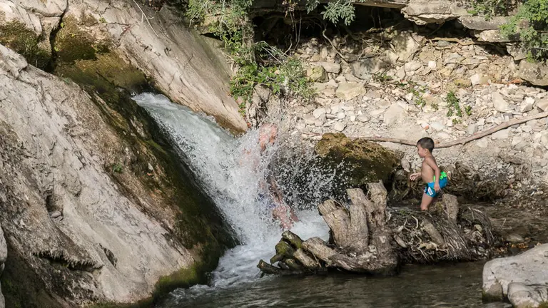 Baños en el Arga a su paso por la presa de Huarte en el día más caluroso de este verano (12). IÑIGO ALZUGARAY