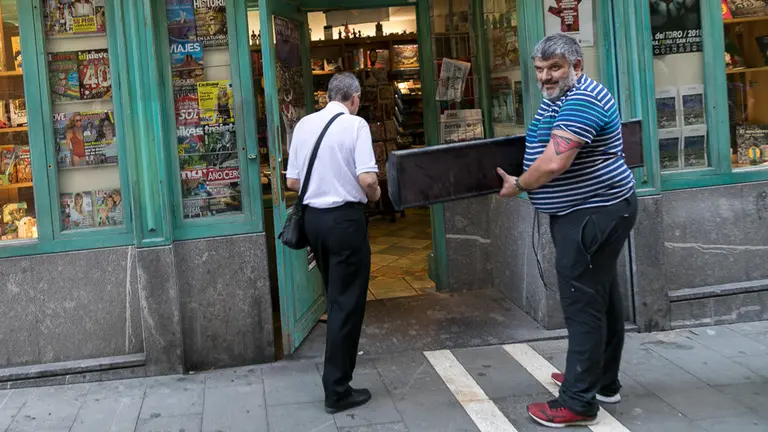 Desmontaje y traslado del rejol de la cuenta atrás para Sanfermines de Kukuxumusu a la Casa del Libro de Estafeta (26). IÑIGO ALZUGARAY