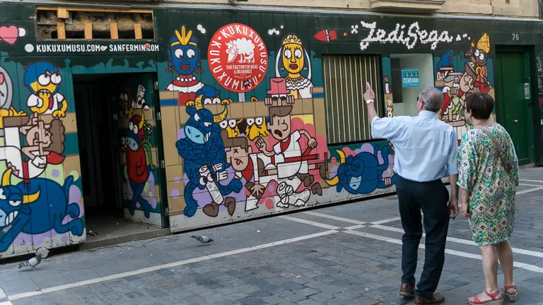 Desmontaje y traslado del rejol de la cuenta atrás para Sanfermines de Kukuxumusu a la Casa del Libro de Estafeta (36). IÑIGO ALZUGARAY