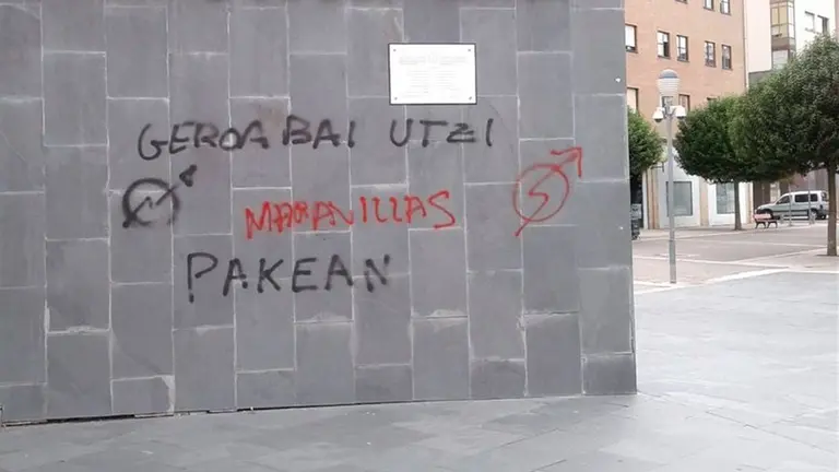 Pintadas en la fachada del Ayuntamiento de Zizur en el gobierna Geroa Bai TWITTER
