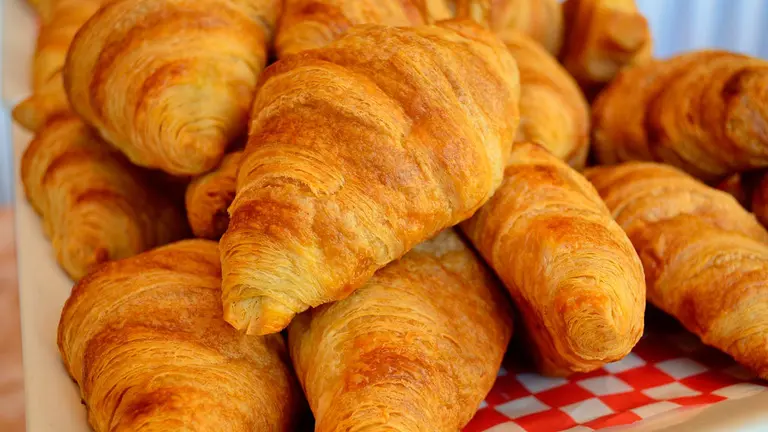 Croissants en un mantel. ARCHIVO