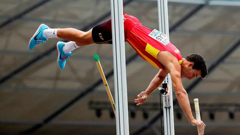 El pertiguista pamplonés Adrián Vallés EFE