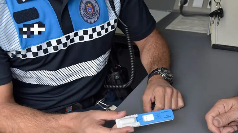 Control de drogas a un conductor en Pamplona POLICÍA MUNICIPAL DE PAMPLONA
