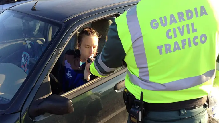 Una mujer realiza un control preventivo de alcoholemia EUROPA PRESS