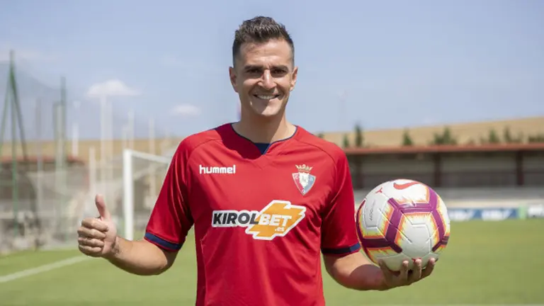 Presentación del futbolista Juan Villar como nuevo jugador del Club Atlético Osasuna WEB OSASUNA
