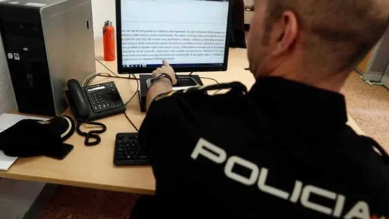 Un policía muestra un ejemplo de sextorsión EFE