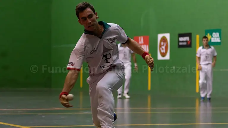 El guipuzcoano Iraitz Zubizarreta defiende una pelota en el ancho PANDAS PRODUCCIONES