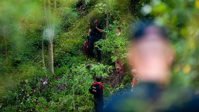 Los bomberos de navarra sacan del rio el cuerpo sin vida de la mujer desaparecida. MIGUEL OSÉS