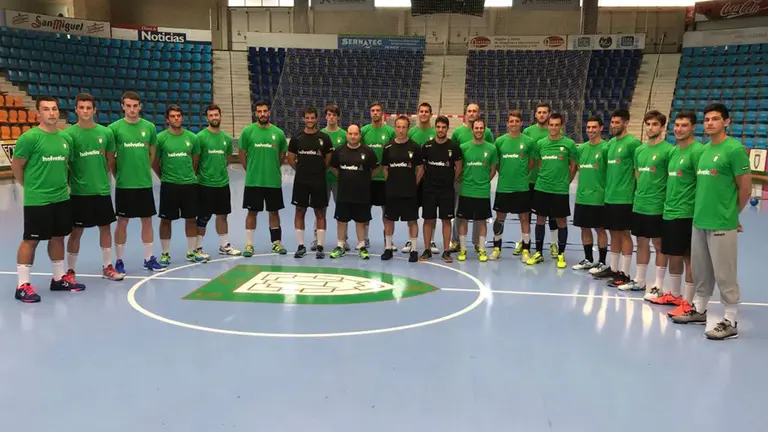 La plantilla y cuerpo técnico de Helvetia Anaitasuna, en el primer entrenamiento de pretemporada HELVETIA ANAITASUNA